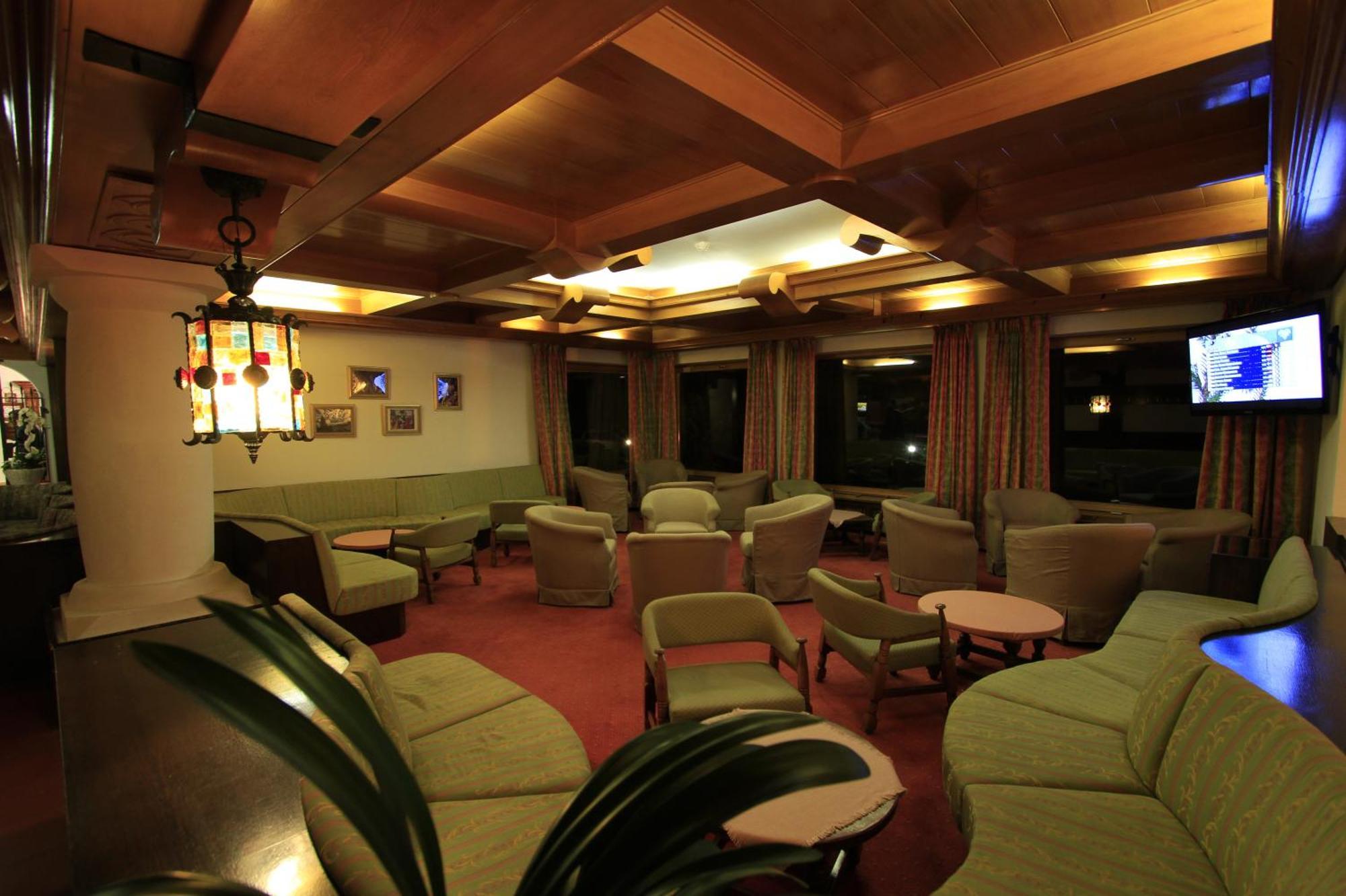 Hotel Regina Delle Dolomiti Panchià Esterno foto